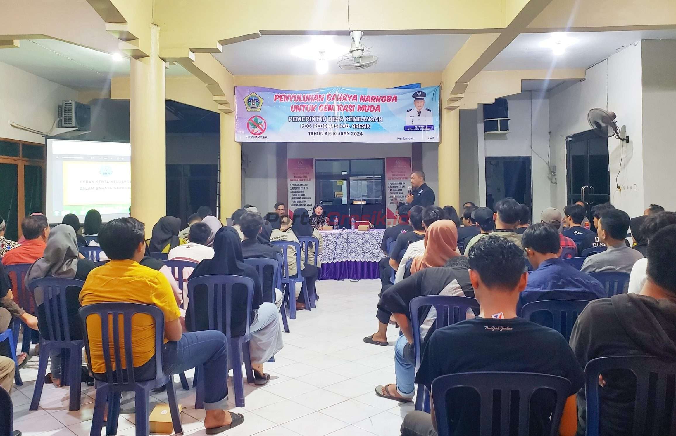 Para remaja di Desa Kembangan saat mengikuti penyuluhan bahaya narkoba.