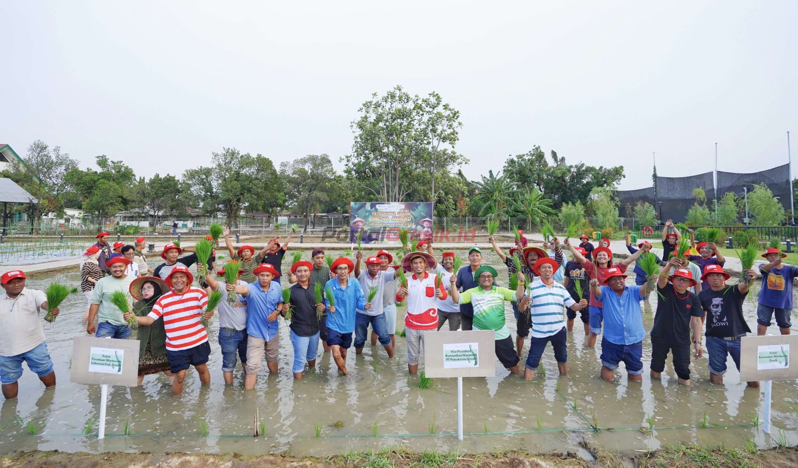 Petrokimia Gresik bersama Rekan Jurnalis Gresik menanam bersama di momen Hari Tani Nasional pada program Petrokimia Gresik Award (PMA) Caturwulan II 2024 di Gresik