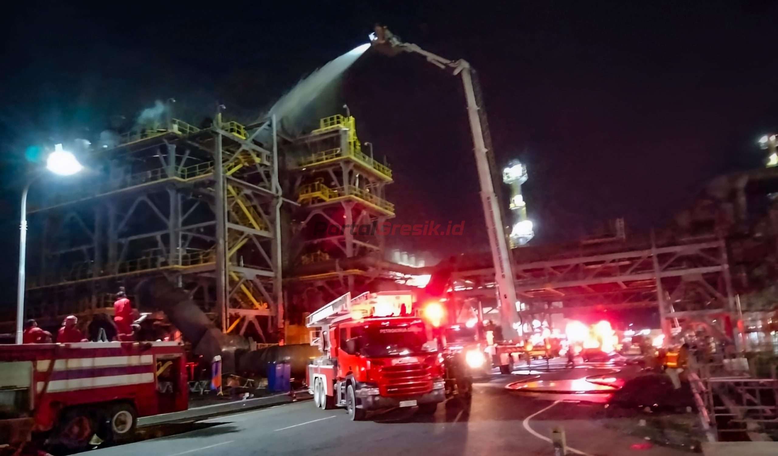 Petrokimia Gresik gerak cepat kirimkan mobil Bronto Skylift padamkan kebakaran di Smelter PT Freeport Indonesia di KEK, Gresik (3)