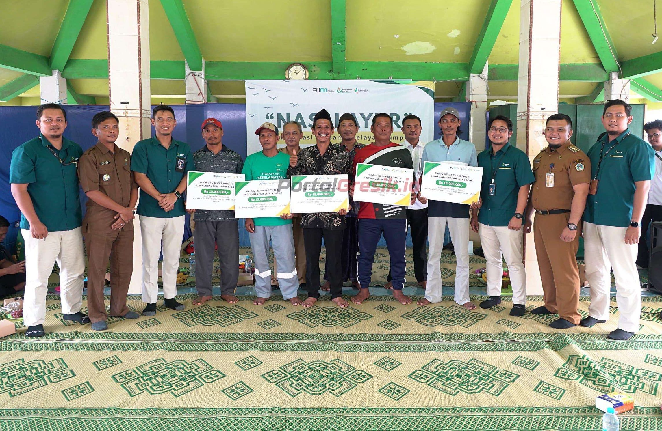 Petrokimia Gresik memberikan bantuan perbaikan tempat sandar perahu atau geladak kepada 5 kelompok nelayan di Kelurahan Lumpur, Gresik.Rabu (16/10/24)