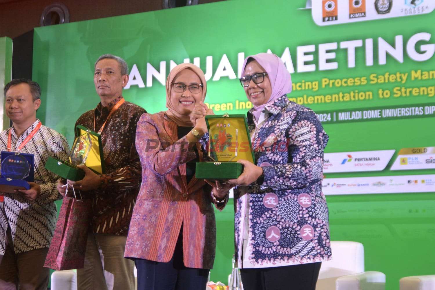 Direktur Operasi SIG, Reni Wulandari (kanan) saat menerima cendera mata dari Wakil Ketua BKKPII, Sripeni Inten Cahyani pada acara Rapat Tahunan BKKPII 2024 di Universitas Diponegoro, Semarang, pada Kamis (26/9/2024).