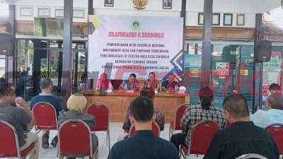 Kepala Dinas Tenaga Kerja, Zainul Arifin (nomor dua dari kanan) dan Kades Sukorejo, Fatkhur Rokhman, (nomor dua dari kiri) saat forum Silaturahmi dan koordinasi bersama Pemdes Sukorejo, Disnaker Gresik dan Perusahaan sekitar.