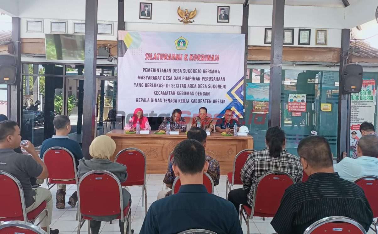 Kepala Dinas Tenaga Kerja, Zainul Arifin (nomor dua dari kanan) dan Kades Sukorejo, Fatkhur Rokhman, (nomor dua dari kiri) saat forum Silaturahmi dan koordinasi bersama Pemdes Sukorejo, Disnaker Gresik dan Perusahaan sekitar.