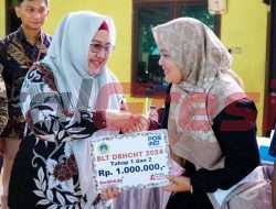 Dialokasikan Untuk Mendukung Program Sosial, Plt Bupati Gresik Serahkan BLT Dana Bagi Hasil Cukai Tembakau