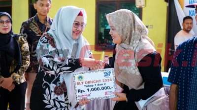 Plt Bupati Gresik Aminatun Habibah secara simbolis serahkan BLT Dana Bagi Hasil Cukai Hasil Tembakau Kabupaten Gresik tahun 2024 di Balai Desa Domas Kecamatan Menganti, Rabu (2/10/2024).