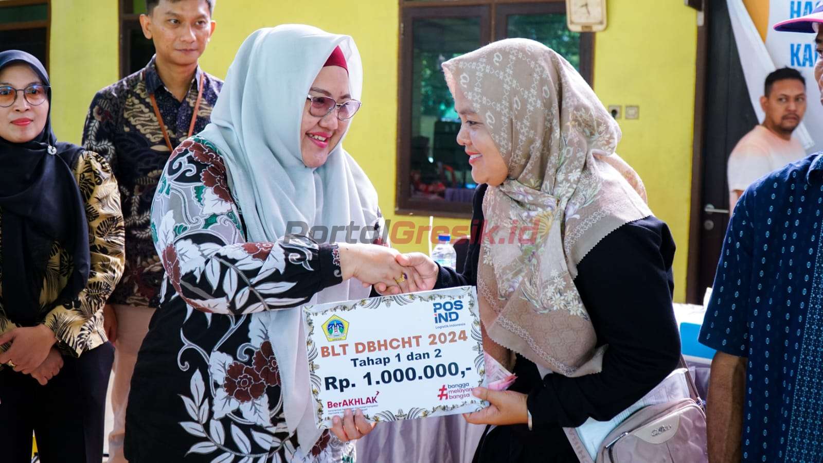 Plt Bupati Gresik Aminatun Habibah secara simbolis serahkan BLT Dana Bagi Hasil Cukai Hasil Tembakau Kabupaten Gresik tahun 2024 di Balai Desa Domas Kecamatan Menganti, Rabu (2/10/2024).