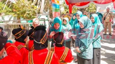 Ketua Tim Penggerak PKK Kabupaten Gresik Nurul Haromaini Ali Yani disambut dengan tarian salam aceh yang dibawakan oleh penari cilik berkostum daerah