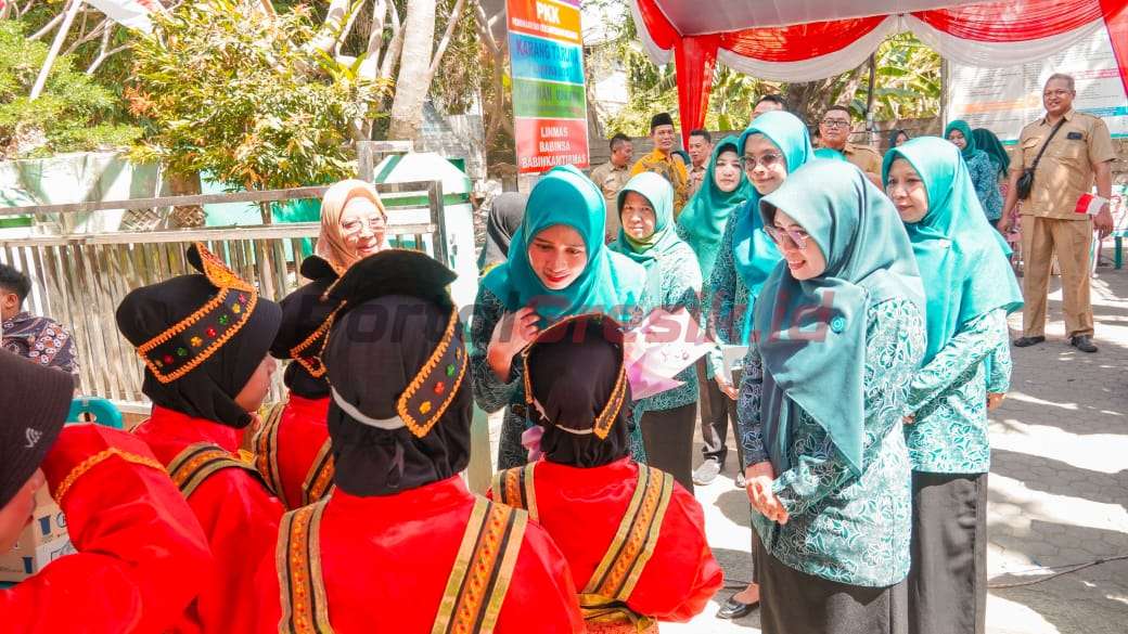 Ketua Tim Penggerak PKK Kabupaten Gresik Nurul Haromaini Ali Yani disambut dengan tarian salam aceh yang dibawakan oleh penari cilik berkostum daerah