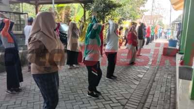 Ajak Warganya Hidup Sehat, Pemerintah Desa Sidomulyo Datangkan Instruktur Senam Bareng Pihak Kecamatan