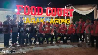 Foto Bersama jajaran perangkat usai Launching Program Desa Berdaya Propinsi Jawa Timur, yang digelar di Desa Cagak Agung, Kecamatan Cerme, Kabupaten Gresik, Sabtu malam (05/10/2024)