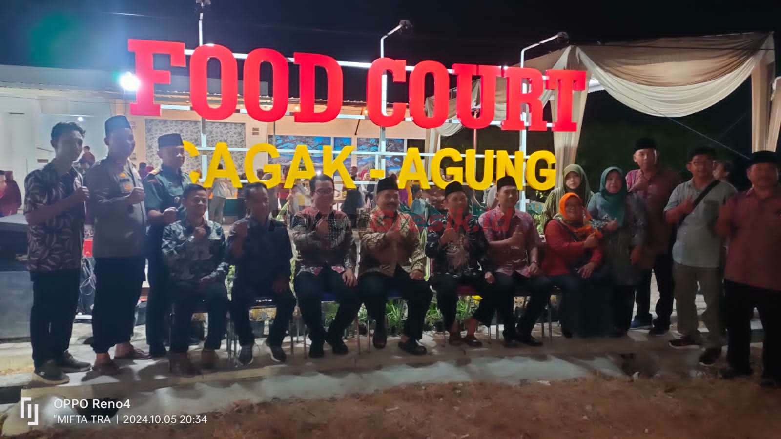 Foto Bersama jajaran perangkat usai Launching Program Desa Berdaya Propinsi Jawa Timur, yang digelar di Desa Cagak Agung, Kecamatan Cerme, Kabupaten Gresik, Sabtu malam (05/10/2024)