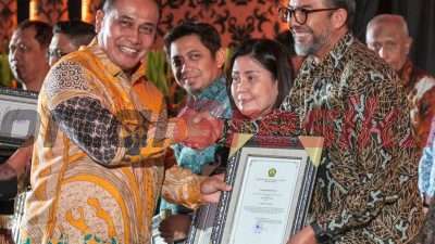 Inspektur Jenderal Kementerian ESDM Bambang Suswantono (kiri) menyerahkan penghargaan Good Mining Practice Award 2024 kepada Vice President Government Relation & Smelter Technical Support, Harry Pancasakti (kanan) di Jakarta, Rabu (25/9).