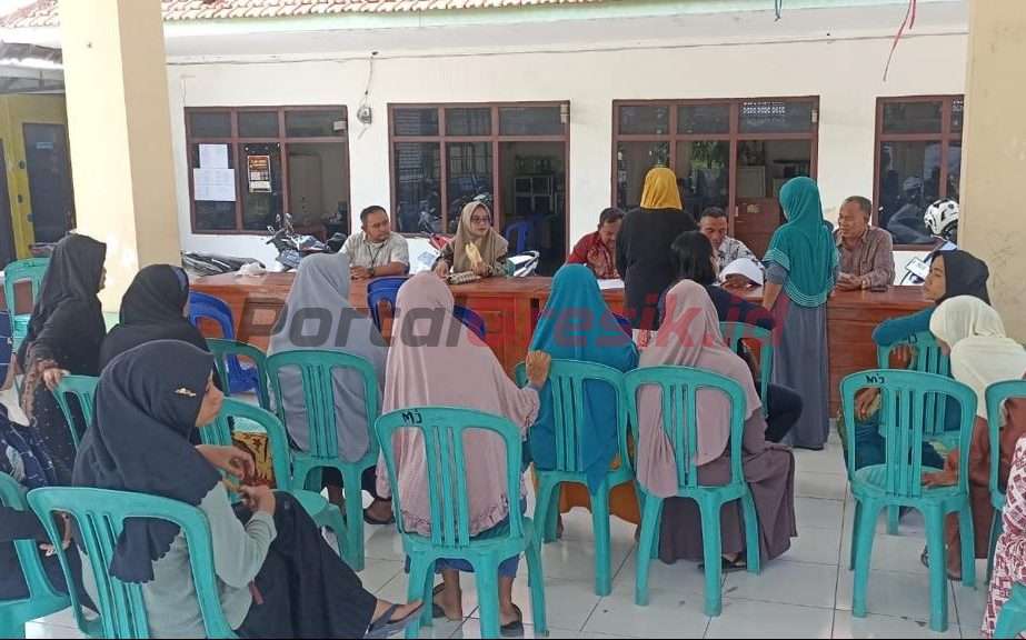 Pemerintah Desa (Pemdes) Bringkang Kecamatan Menganti menyalurkan Bantuan Lansung Tunai (BLT) DD ke-10 tahun 2024 untuk 74 Keluarga Penerima Manfaat (KPM), Kamis (10/10/2024).
