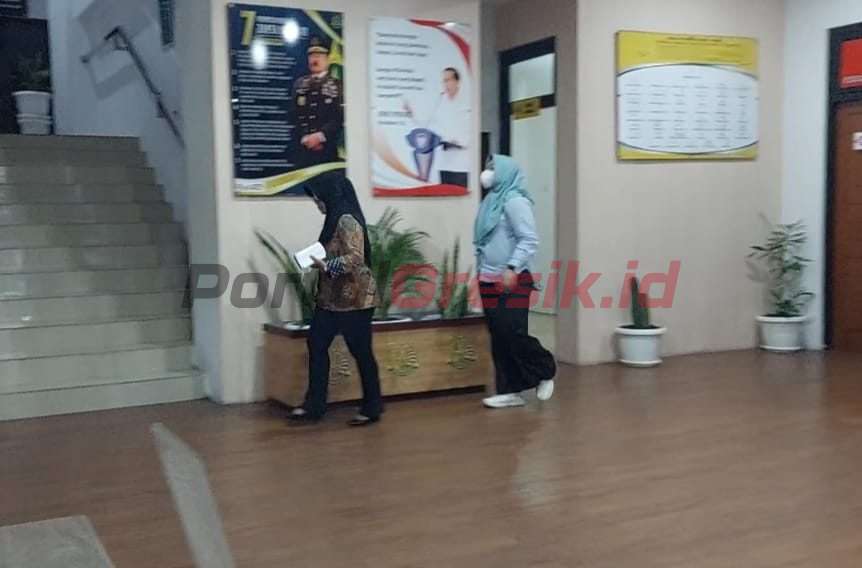 Fransiska Dyah Ayu Puspitasari Kabid Koperasi dan UKM Diskoperindag Gresik (belakang) saat hendak dimintai keterangan lanjutan pada Kamis 10 Oktober 2024, di Kantor Kejari Gresik.