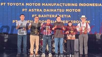 Direktur Supply Chain SIG, Yosviandri (kedua kiri) bersama perwakilan perusahaan penerima penghargaan dalam acara Customer Awards 2024 yang diselenggarakan oleh Pelindo di Hotel Anvaya, Bali, pada Kamis (3/10/2024).