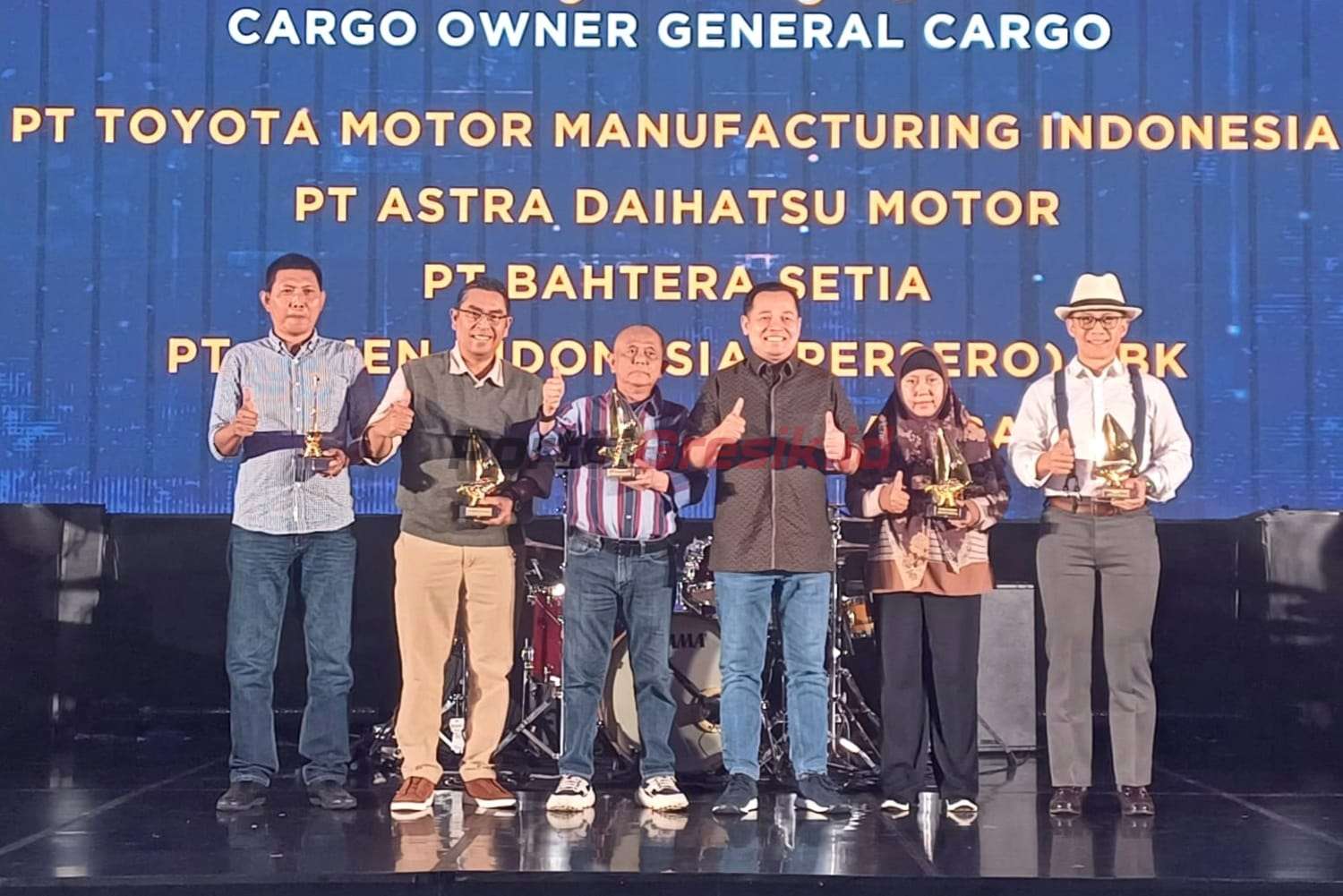 Direktur Supply Chain SIG, Yosviandri (kedua kiri) bersama perwakilan perusahaan penerima penghargaan dalam acara Customer Awards 2024 yang diselenggarakan oleh Pelindo di Hotel Anvaya, Bali, pada Kamis (3/10/2024).