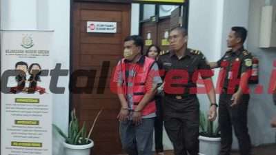 Joko Pristiwanto Pejabat Pengadaan Barang dan Jasa (PPBJ) pada Diskoperindag Gresik saat dilakukan penahanan oleh Kejari Gresik