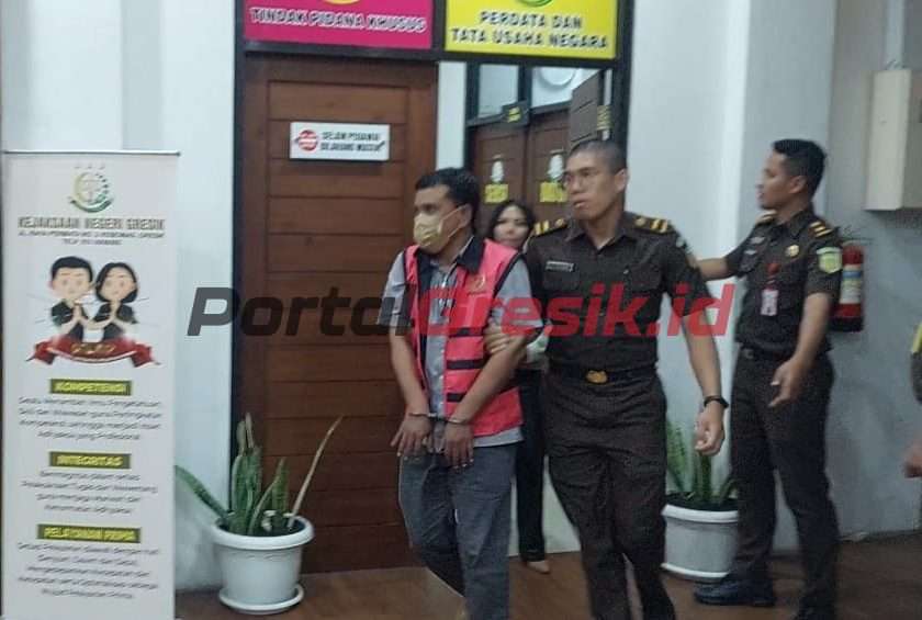 Joko Pristiwanto Pejabat Pengadaan Barang dan Jasa (PPBJ) pada Diskoperindag Gresik saat dilakukan penahanan oleh Kejari Gresik