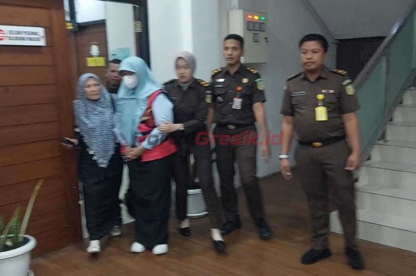 Fransiska Dyah Ayu Puspitasari Kabid Koperasi dan UKM Diskoperindag Gresik saat dilakukan penahanan oleh Kejari Gresik
