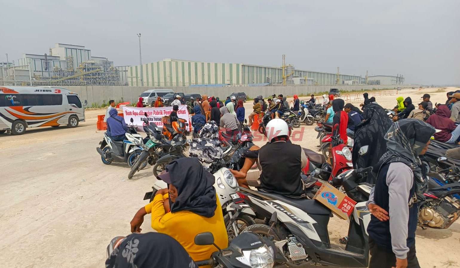 Warga Mengare Komplek saat menggelar demo di depan Smelter PT Freeport Indonesia, KEK-JIIPE, Manyar, Gresik.