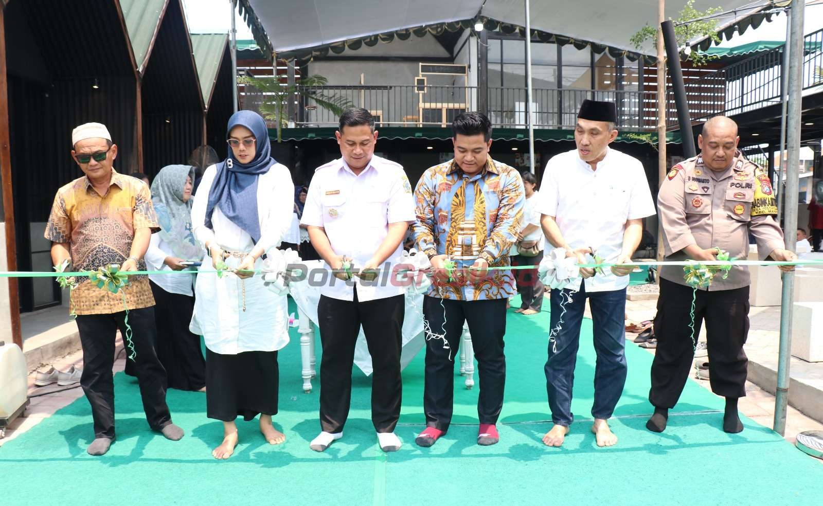 Ketua DPRD Kabupaten Gresik, M. Syahrul Munir saat meresmikan Central Market Buyos Yosowilangun di Jl Kalimantan, Gresik Kota Baru (GKB), Rabu (16/10/2024).