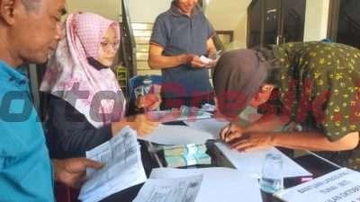 Pemdes Sidojangkung saat melakukan penyaluran BLT DD di Balai Desa setempat Jumat (11/10/2024)