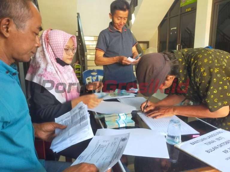 Pemdes Sidojangkung saat melakukan penyaluran BLT DD di Balai Desa setempat Jumat (11/10/2024)