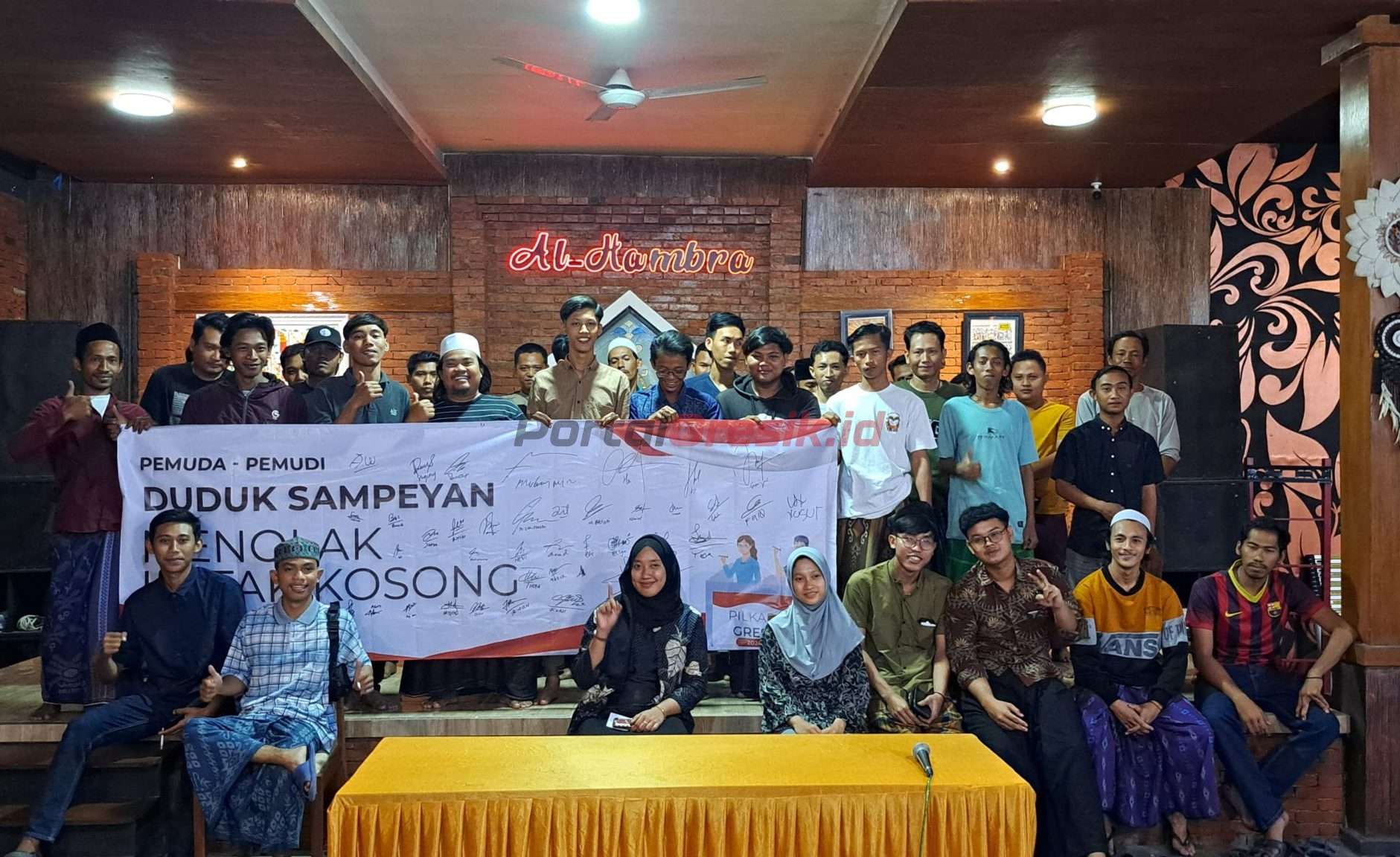 Pemuda Pemudi Duduksampeyan menggelar deklarasi menolak memilih kotak kosong di Pilkada Gresik 27 November 2024 mendatang. Bertempat di Al-Hambra Resto N Fishing Duduksampeyan, Rabu (16/10/2024)