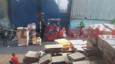 Surat suara diberangkatkan ke Sulawesi Selatan melalui Pelabuhan Tanjung Perak Surabaya.Rabu (16-10-2024)