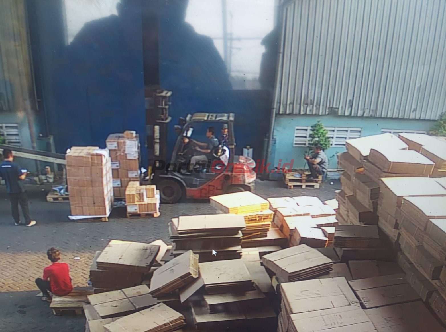 Surat suara diberangkatkan ke Sulawesi Selatan melalui Pelabuhan Tanjung Perak Surabaya.Rabu (16-10-2024)