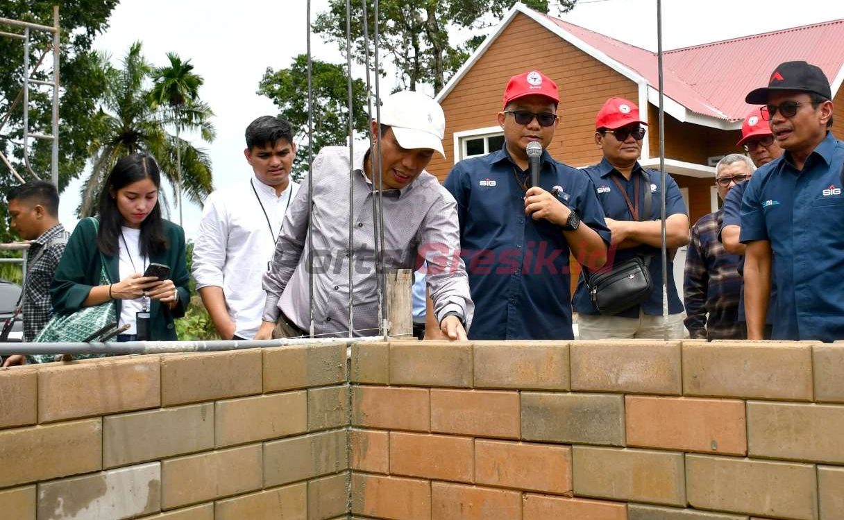 Direktur Utama BTN Nixon L.P. Napitupulu (ketiga kiri) saat meninjau langsung rumah yang dibangun dengan precise interlock brick bersama Direktur Utama SIG Donny Arsal (kanan) di Sulthan Residence, Kabupaten Pasaman Barat, Sumatra Barat, pada Jumat (11/10/2024).