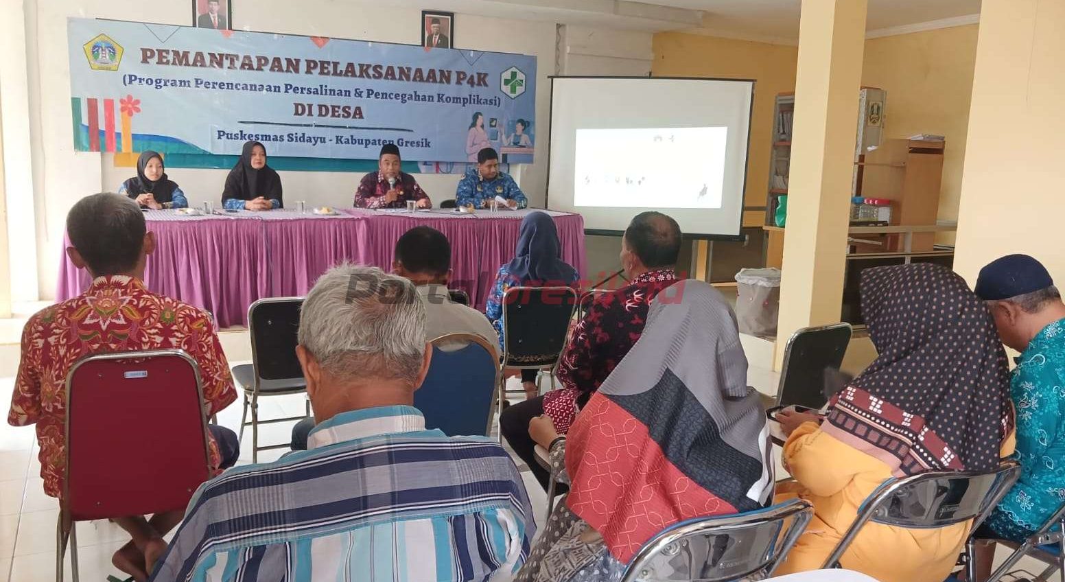 Sosialisasi program P4K 'Perencanaan Persalinan dan Pencegahan Komplikasi' diinisiasi oleh Puskesmas Sidayu guna mencegah kematian pada ibu dan bayi, dilaksanakan bertempat di Balai Desa Srowo, Kamis (17/10/2024).
