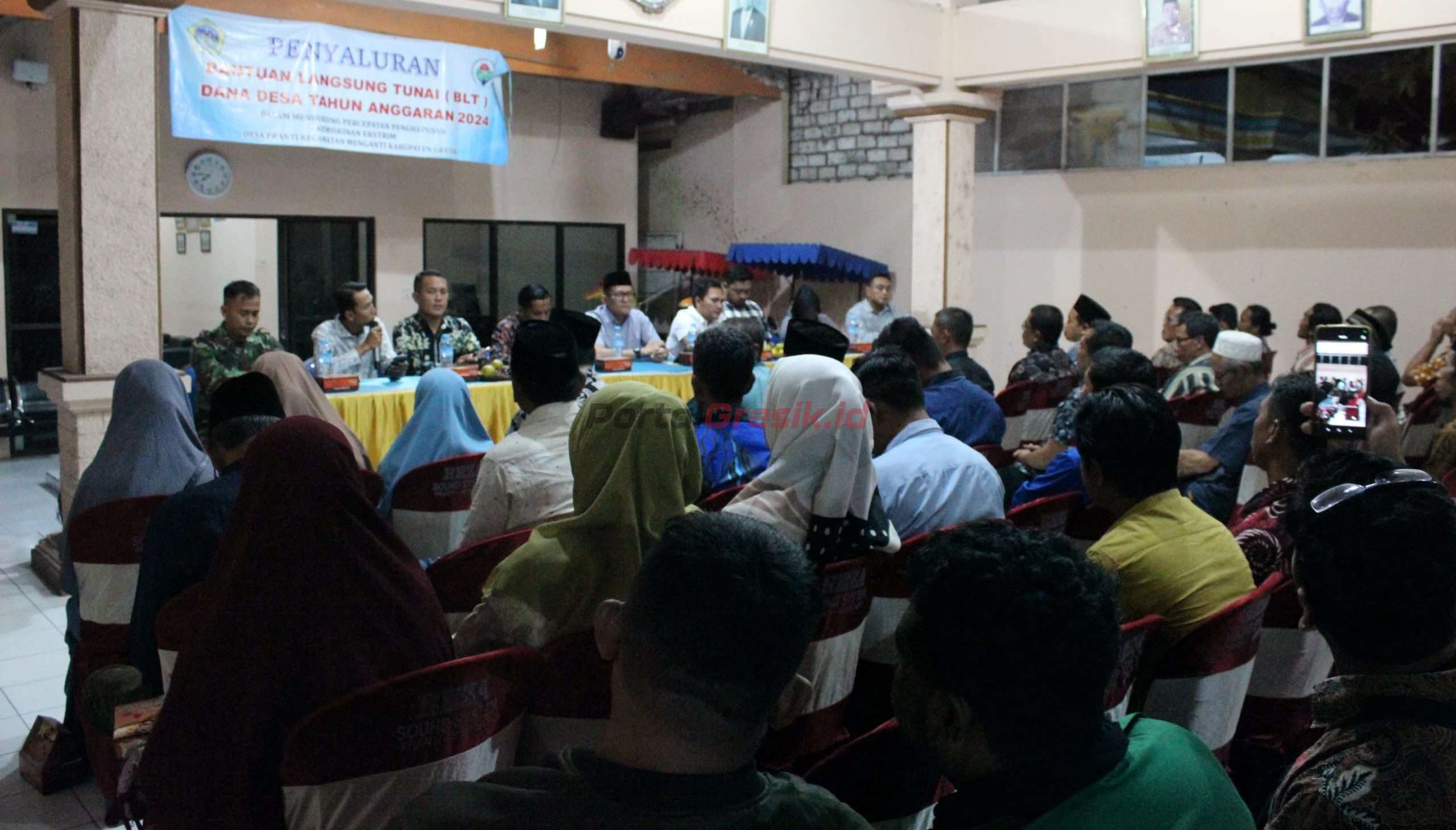 Kepala Desa Pranti Hardi bersama Camat Menganti dan Anggota DPRD Gresik Abdullah Hamdi saat sosialisasi Pemanfaatan Fasum Makam.