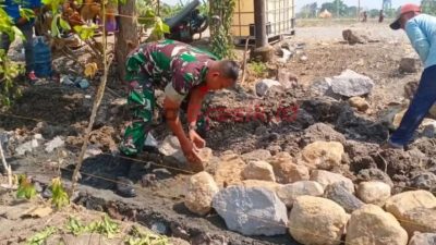 Pemerintah Desa Beton Kecamatan Menganti, Kabupaten Gresik membangun tembok penahan tanah (TPT). Pembangunan TPT untuk memperkokoh akses jalan lingkungan Dusun Beton.Kamis(17.10.24)