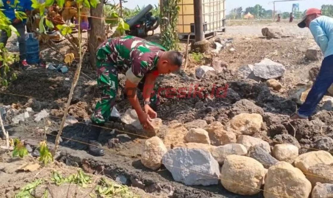 Pemerintah Desa Beton Kecamatan Menganti, Kabupaten Gresik membangun tembok penahan tanah (TPT). Pembangunan TPT untuk memperkokoh akses jalan lingkungan Dusun Beton.Kamis(17.10.24)