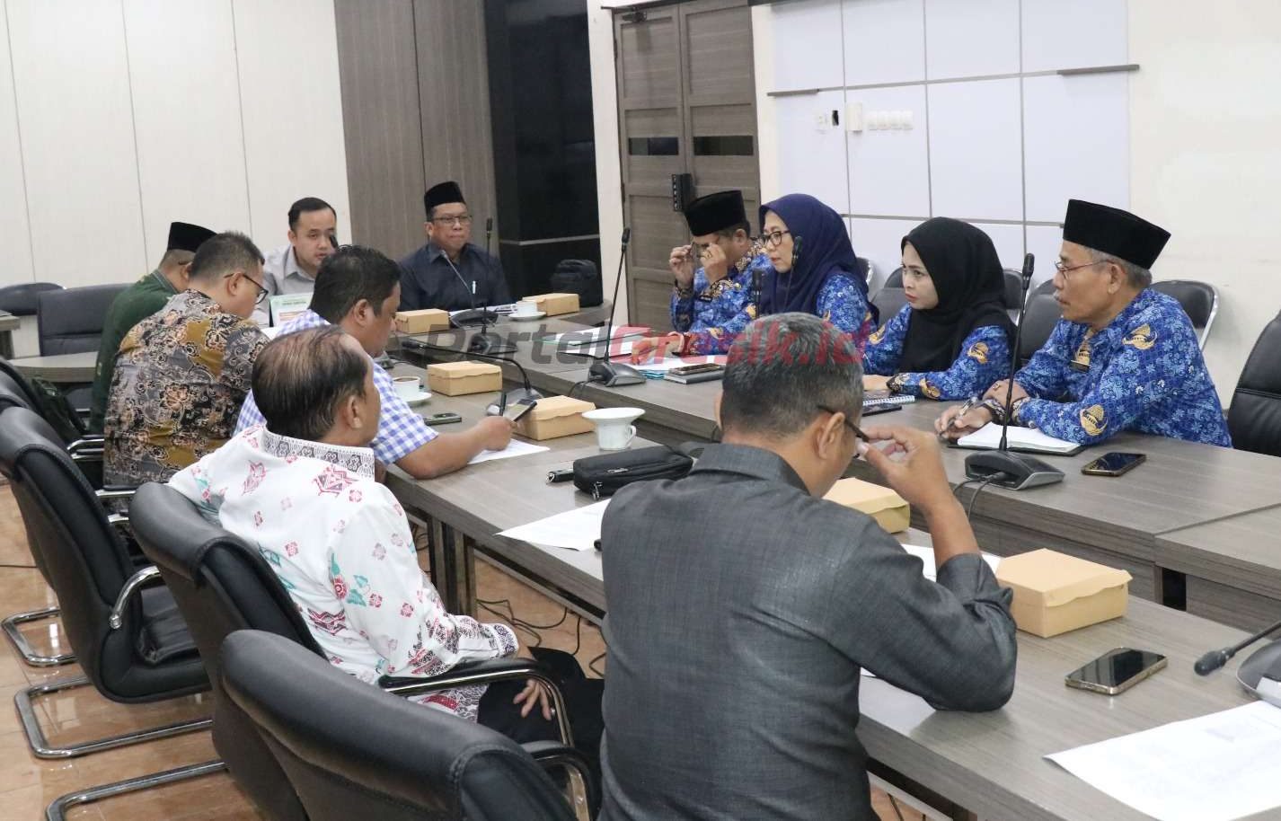 Komisi I DPRD Gresik saat mengadakan evaluasi sektor pemerintahan desa dengan menghadirkan Dinas Pemberdayaan Masyarakat dan Desa (PMD) Kabupaten Gresik.(10/21/24)
