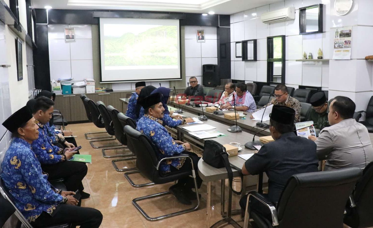 Komisi I DPRD Gresik saat mengadakan evaluasi sektor pemerintahan desa dengan menghadirkan Dinas Pemberdayaan Masyarakat dan Desa (PMD) Kabupaten Gresik.(10/21/24)