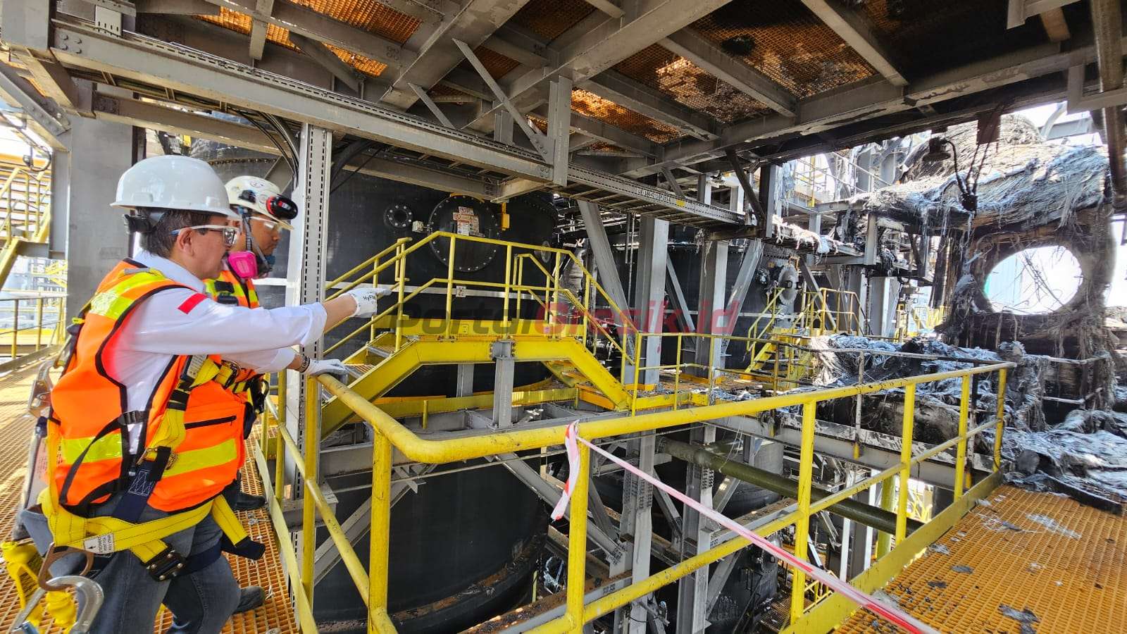 Presiden Direktur PTFI Tony Wenas, melakukan inspeksi ke lokasi kebakaran Common Gas Cleaning Plant, Smelter PTFI, di Kawasan Ekonomi Khusus, Gresik, Jumat, (18/10).