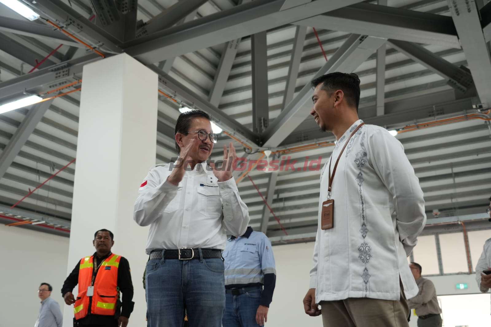 Tony Wenas didampingi oleh Erik Kurniawan melakukan peninjauan Masjid Babussalam dan Ruang Takmir.