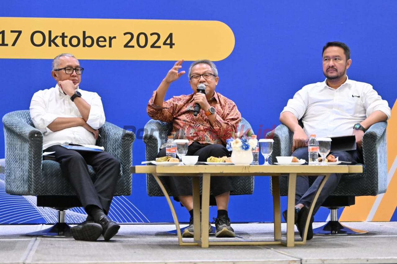 Guru Besar Fakultas Teknik Sipil dan Lingkungan ITB, Iswandi Imran (tengah) menyampaikan materi tentang Keandalan Semen Ramah Lingkungan dalam Mendukung Tercapainya Kualitas Hasil Pekerjaan Konstruksi pada Workshop Pembahasan Optimalisasi Penggunaan Semen Ramah Lingkungan di Tribrata Hotel & Convention Center Darmawangsa, Jakarta, pada Kamis (17/10/2024).