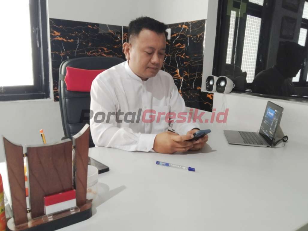 Kepala Desa (Kades) Sumari M. Arief Wijaya, saat di temui di ruang kerjanya, Selasa (22/10/2024).