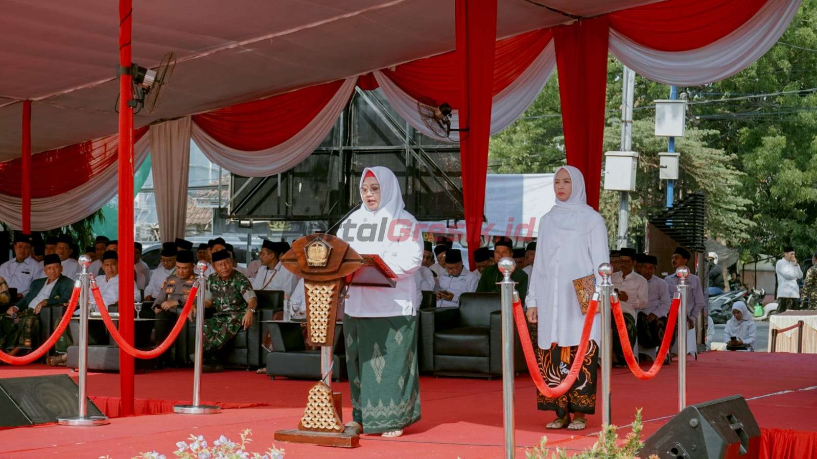 Plt Bupati Gresik Aminatun Habibah menjadi Inspektur Upacara Peringatan Hari Santri yang dipusatkan di Alun-alun Sidayu, Selasa (22/10/2024)