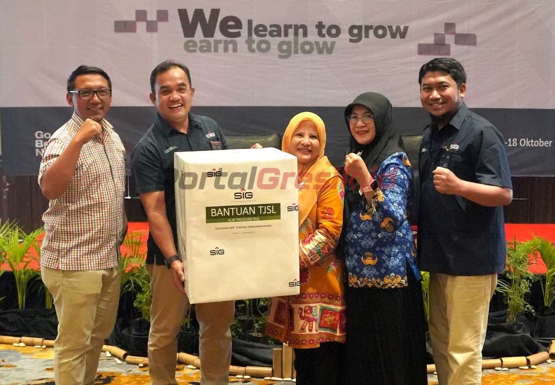 General Manager of CSR SIG, Edy Saraya (kedua kiri) didampingi Koordinator Bidang TJSL Kementerian BUMN, Fahrudin Mustamin (paling kiri) memberikan bantuan 1 alat memasak kue berupa oven kepada peserta pelatihan, Nunuk Novi Yuniarti, pada acara pelatihan Strategi Pemasaran Digital untuk pelaku UMK Gresik di Grand Ballroom Hotel Horison, kabupaten Gresik, Jawa Timur, Kamis (17/10/2024).