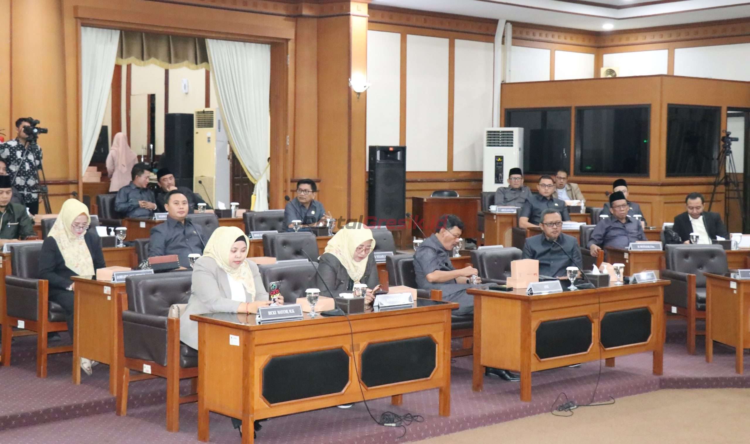 Anggota DPRD Gresik saat mengikuti rapat Pansus DPRD Gresik di ruang paripurna DPRD Gresik