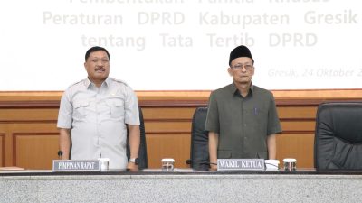 Mujid Ridwan (kiri) dan Ahmad Nurhamim (kanan) saat memimpin rapat Pansus DPRD Gresik di ruang paripurna DPRD Gresik