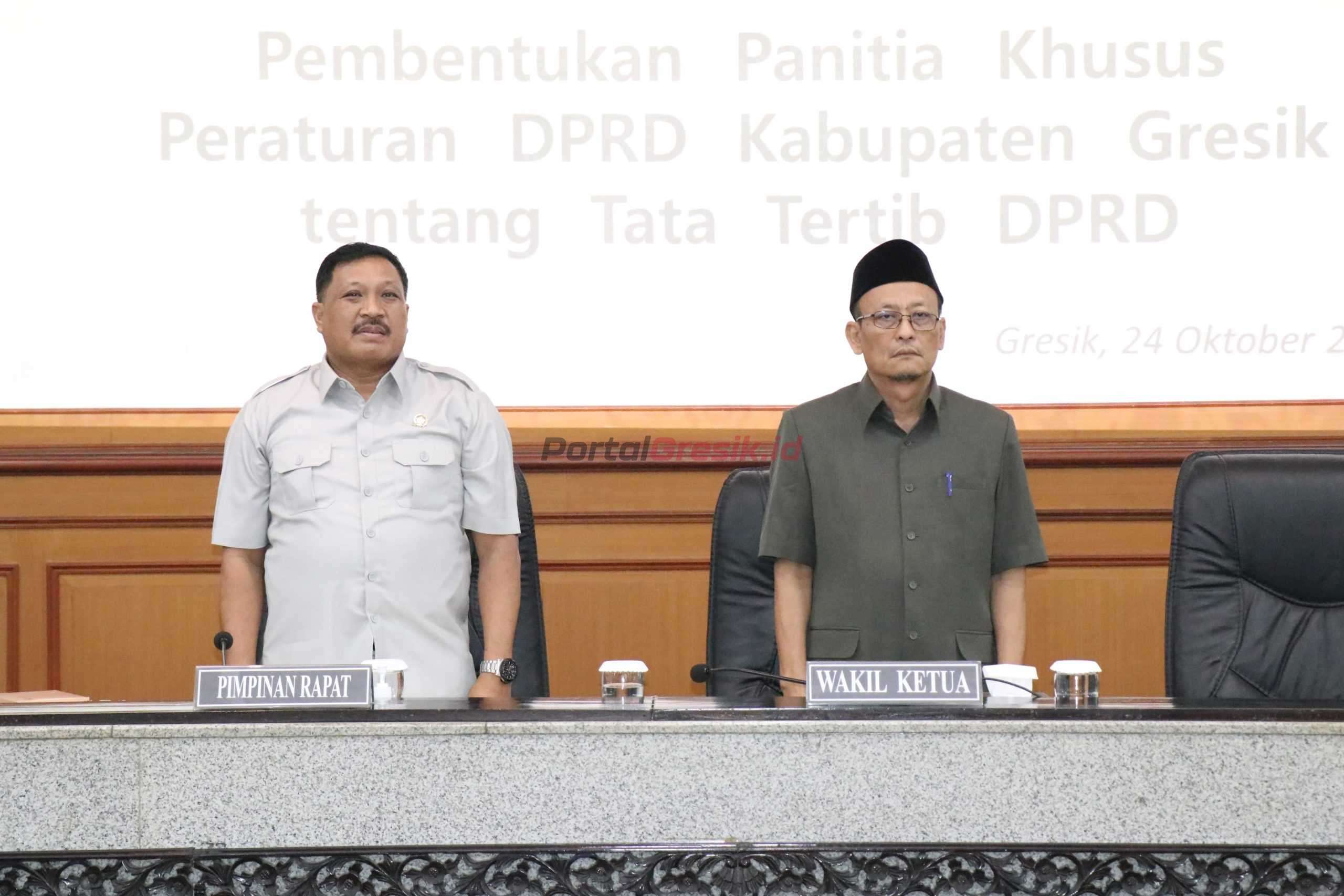 Mujid Ridwan (kiri) dan Ahmad Nurhamim (kanan) saat memimpin rapat Pansus DPRD Gresik di ruang paripurna DPRD Gresik