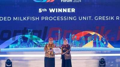 Penghargaan tersebut diterima secara simbolis oleh Plt Bupati Gresik Aminatun Habibah, di Hotel Westin Surabaya, Kamis (24/10/2024).