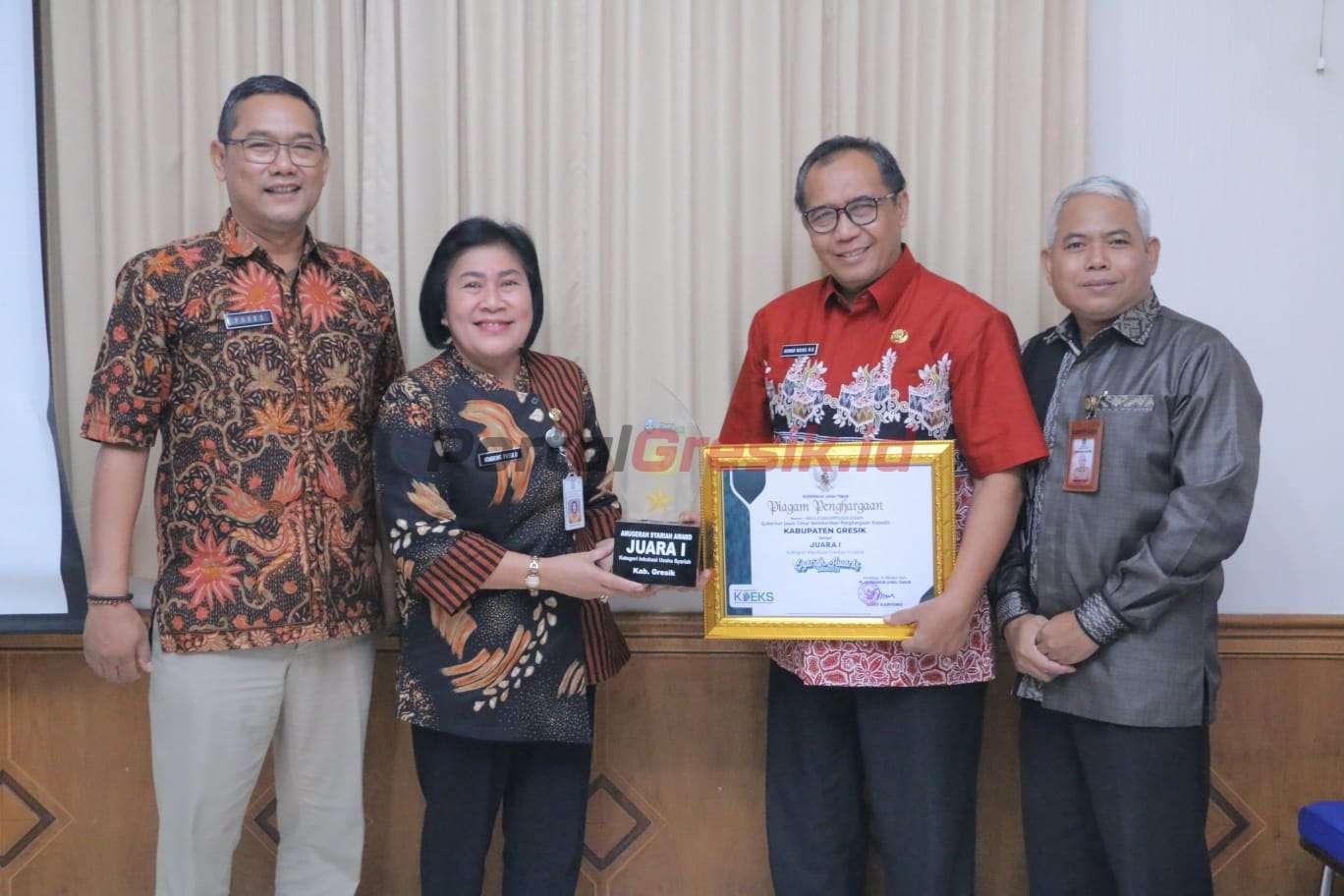 Kabupaten Gresik dalam hal pertumbuhan ekonomi syariah mendapat apresiasi dari Pemerintah Provinsi Jawa Timur. Hal ini tercermin dengan diraihnya dua penghargaan dari Pemerintah Provinsi Jawa Timur