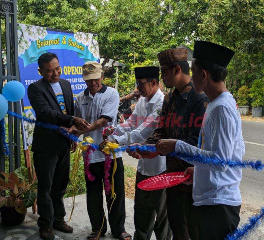 Kades Sembunganyar, Abdul Khobir (tiga dari kanan) menggunting pita saat launching unit usaha bengkel milik Bumdes Makmur Sentosa (25/10/2024)
