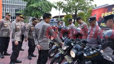 Polda Jatim melaksanakan pengecekan mendalam terhadap kondisi dan kelengkapan kendaraan dinas serta alat material khusus (almatsus) di halaman Lapangan Apel Polres Gresik, Jumat (25/10/2024)